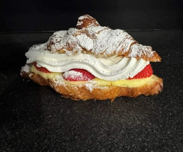 Croissant met pudding/slagroom en aardbei