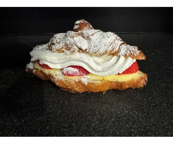 Croissant met pudding/slagroom en aardbei